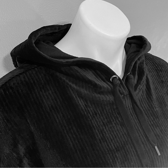 Women’s Forever 21 casual black velour pullover sweatshirt - Picture 3 of 8